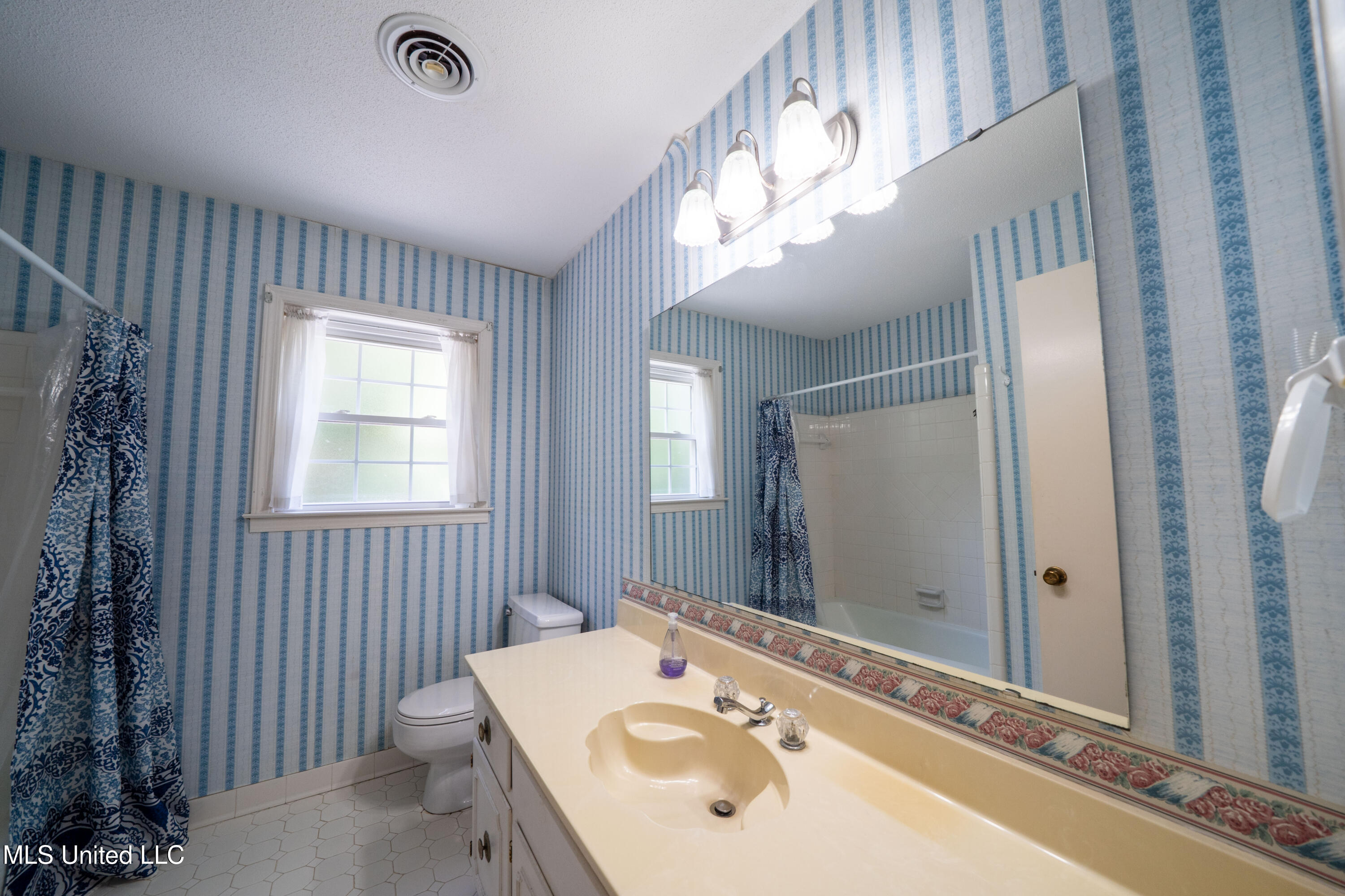 6333 Church Road Walls, MS 38680 - Photo 33 of 44 2nd full bath up