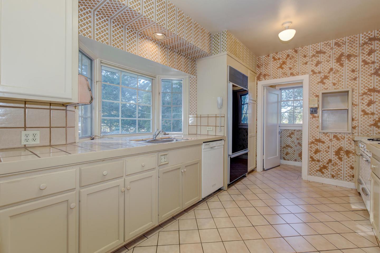 540 Roehampton Road Hillsborough, CA 94010 - Photo 12 of 27