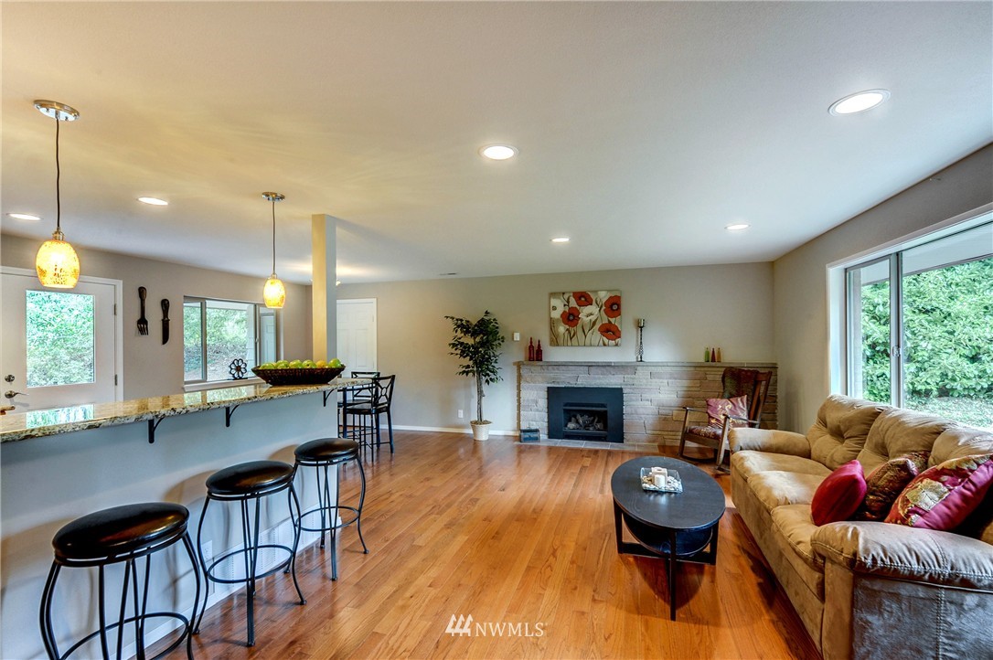 8629 196th Street Southwest Edmonds, WA 98026 - Photo 4 of 21