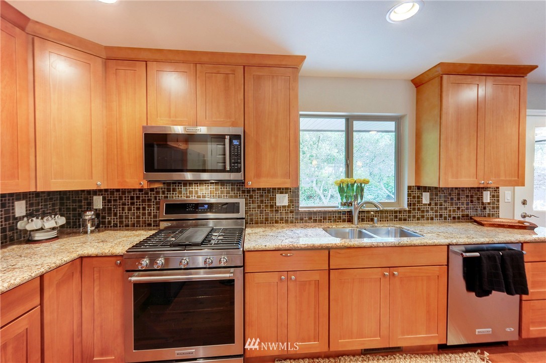 8629 196th Street Southwest Edmonds, WA 98026 - Photo 9 of 21