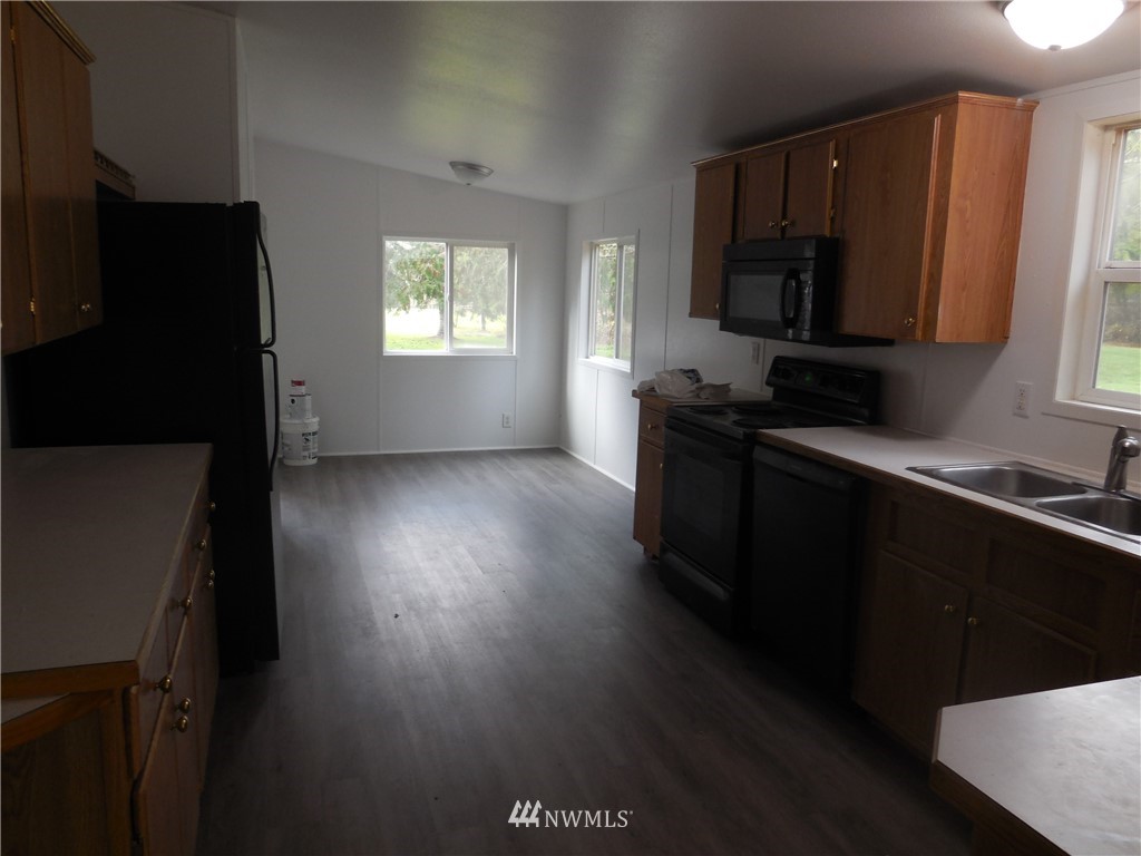 11510 Bollenbaugh Hill Road Monroe, WA 98272 - Photo 10 of 15 a kitchen with granite countertop a refrigerator stove and microwave
