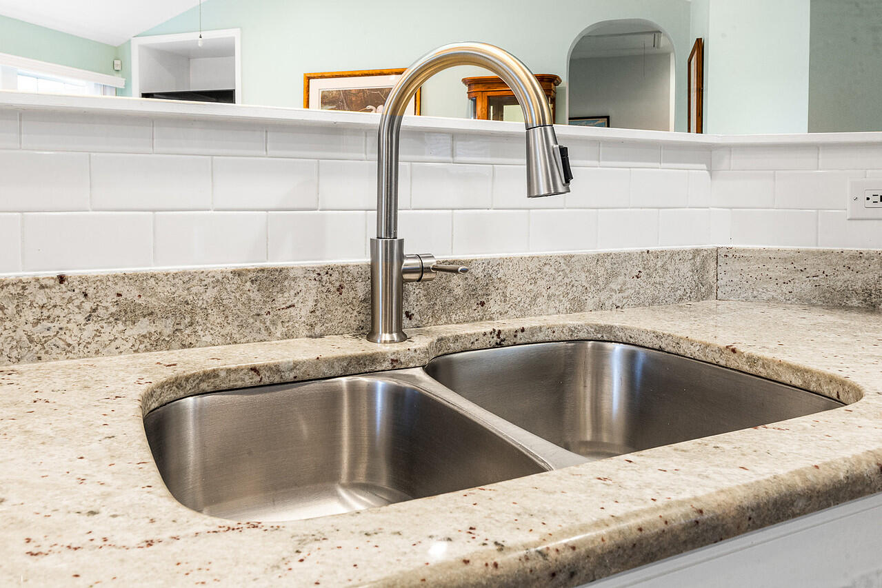 588 Antebellum Lane Mount Pleasant, SC 29464 - Photo 11 of 49 Kitchen