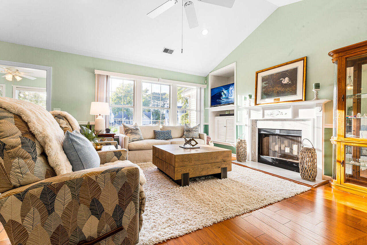 588 Antebellum Lane Mount Pleasant, SC 29464 - Photo 19 of 49 Living space