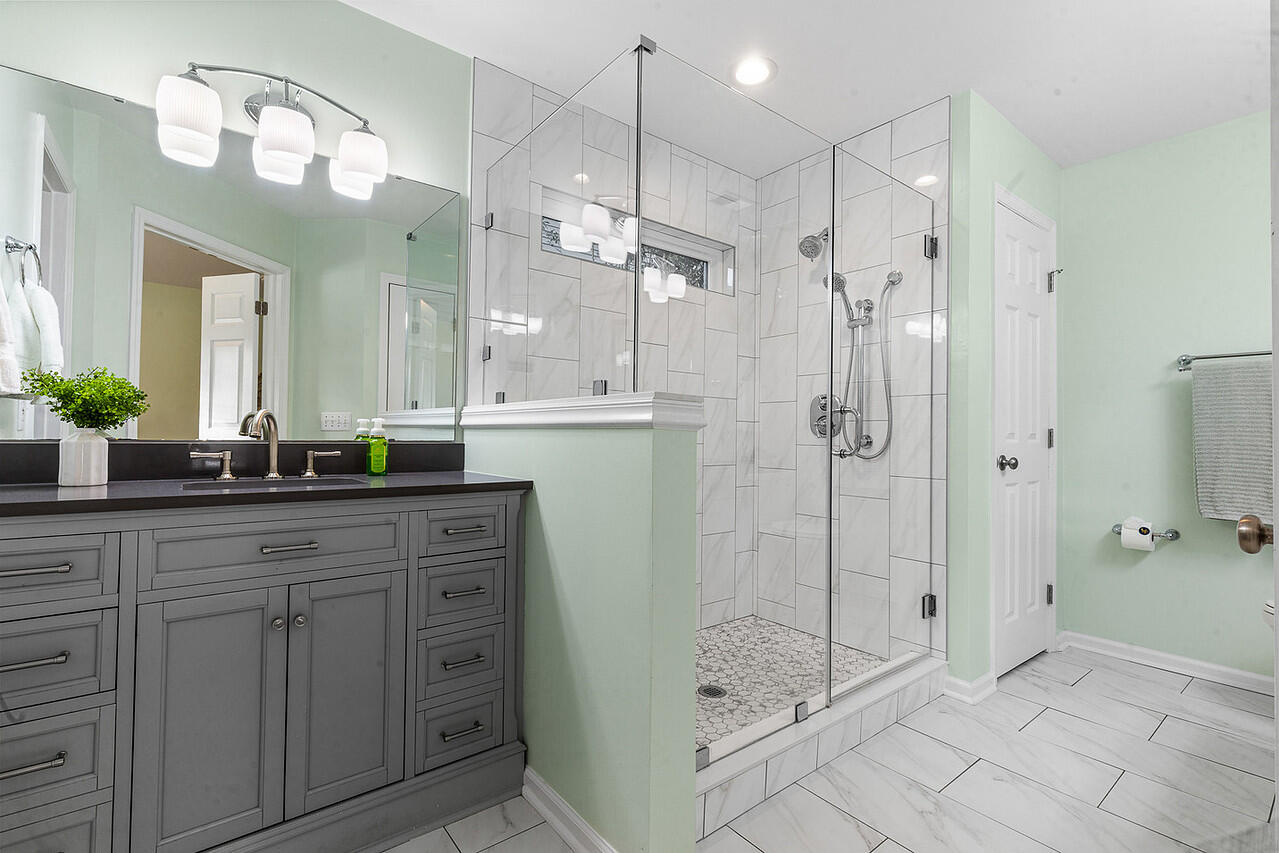 588 Antebellum Lane Mount Pleasant, SC 29464 - Photo 24 of 49 Primary bath