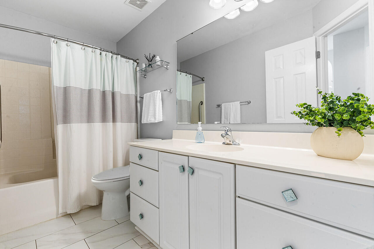 588 Antebellum Lane Mount Pleasant, SC 29464 - Photo 31 of 49 Bathroom 2, shared