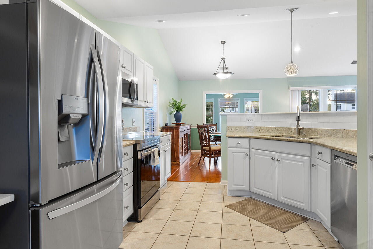 588 Antebellum Lane Mount Pleasant, SC 29464 - Photo 10 of 49 Kitchen