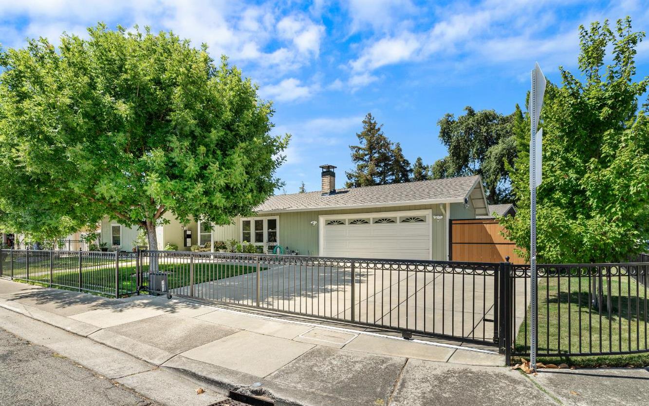 9713 Thornton Road Stockton, CA 95209 - Photo 4 of 49