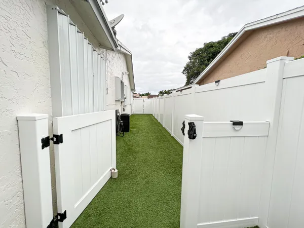 $4,000 | 8912 Southwest 6th Street, Boca Raton, FL 33433