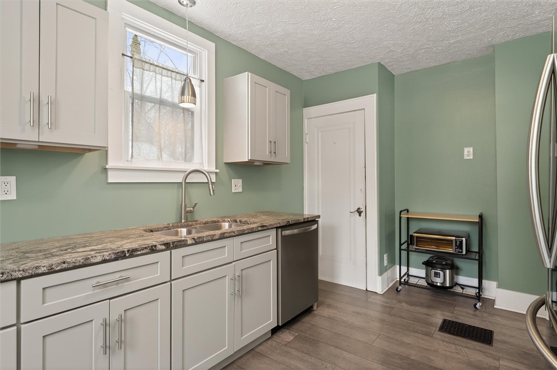 29 West Boulevard Parkway Rochester, NY 14612 - Photo 18 of 29