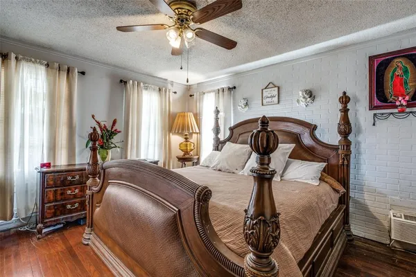 a view of a livingroom with furniture