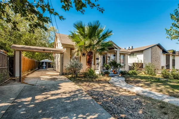 a view of a house with backyard