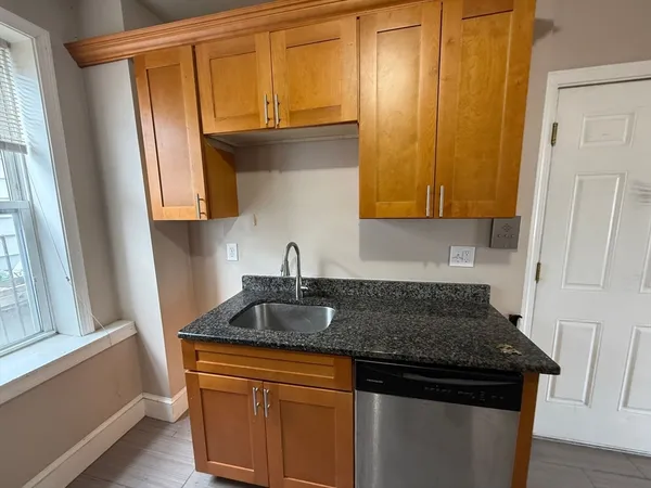 $3,950 | 241 Maverick Street, Unit 3, Boston, MA 02128