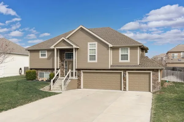 $449,950 | 15418 Meyer Drive, Basehor, KS 66007