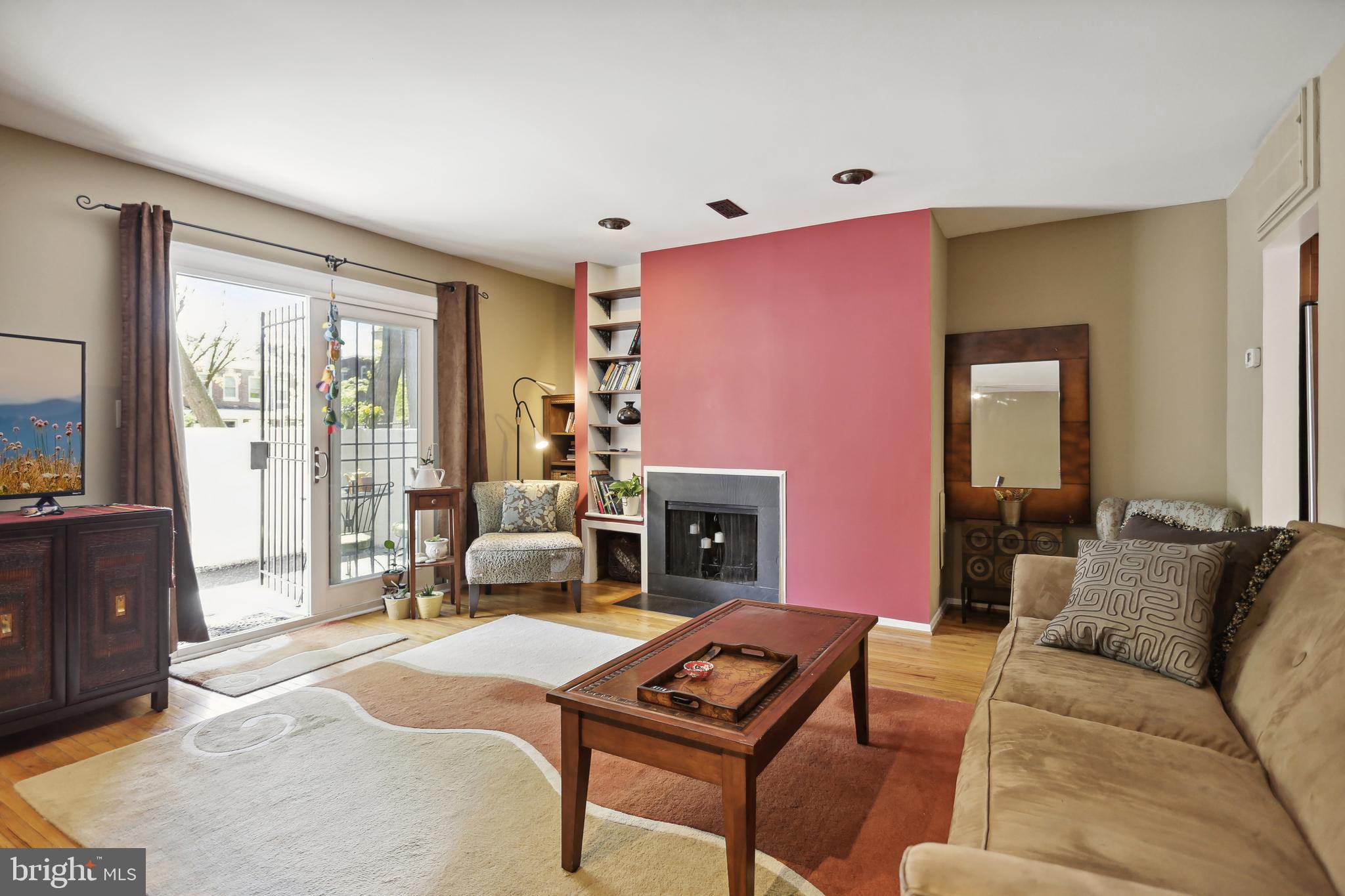 Warm living room perfect for entertaining!