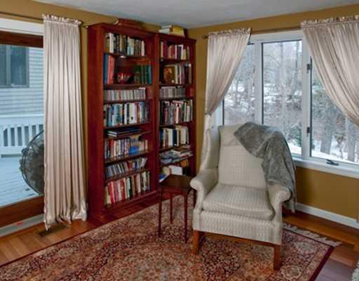 368 Shore Road, Unit 2 Ogunquit, ME 03907 - Photo 4 of 19 Living Room.