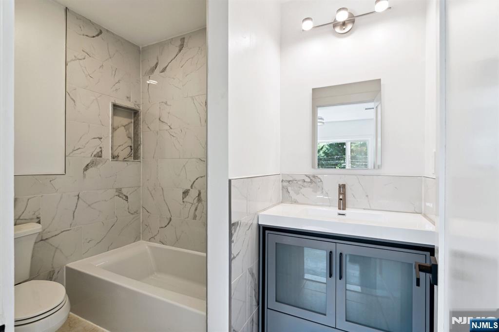 291 Tappan Road Norwood, NJ 07648 - Photo 24 of 26 a bathroom with a sink toilet and shower