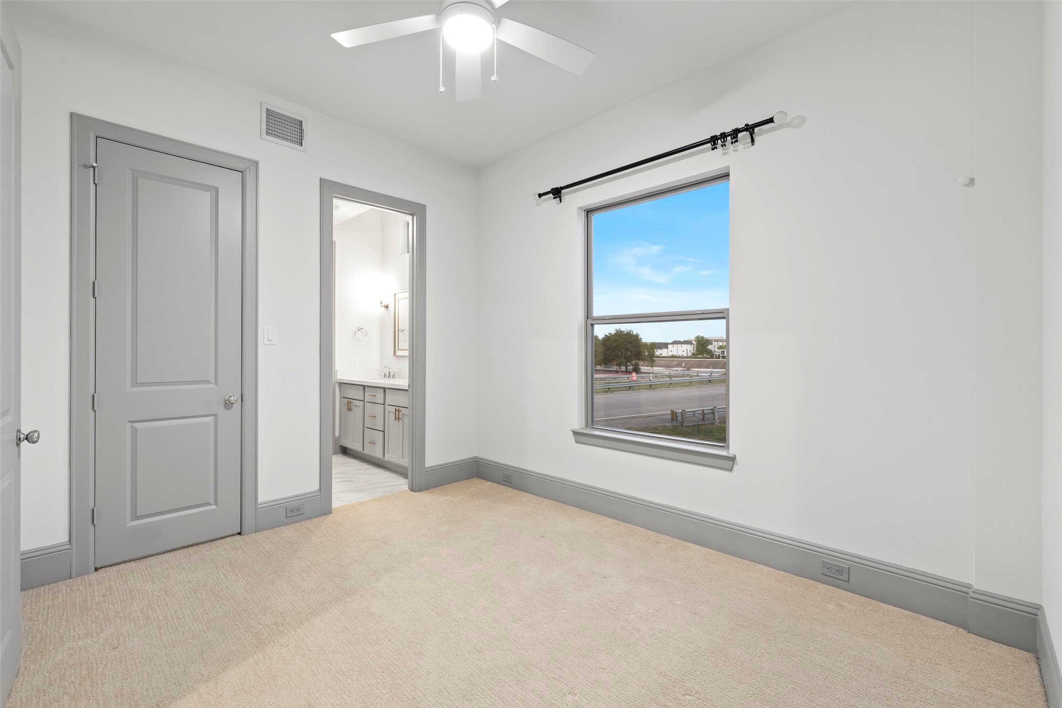 1719 Holman Street Houston, TX 77004 - Photo 25 of 40 a big room with closet and windows