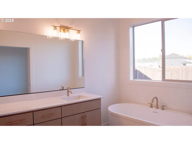 $724,900 | 2350 East Foxtrot Street, La Center, WA 98629