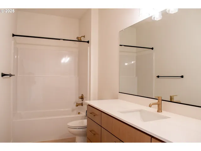 $724,900 | 2350 East Foxtrot Street, La Center, WA 98629