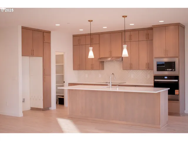 $724,900 | 2350 East Foxtrot Street, La Center, WA 98629