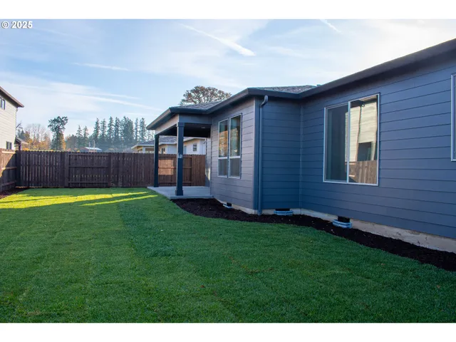 $724,900 | 2350 East Foxtrot Street, La Center, WA 98629