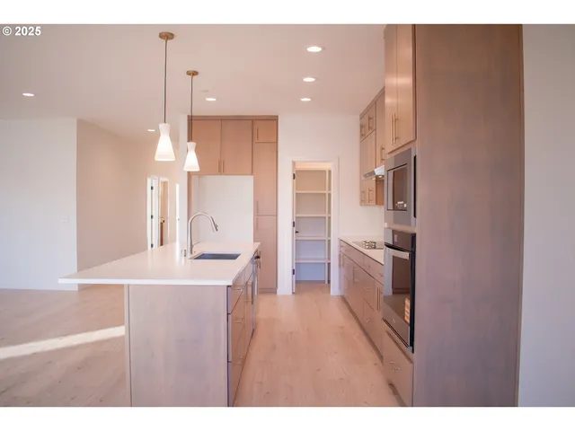 $724,900 | 2350 East Foxtrot Street, La Center, WA 98629