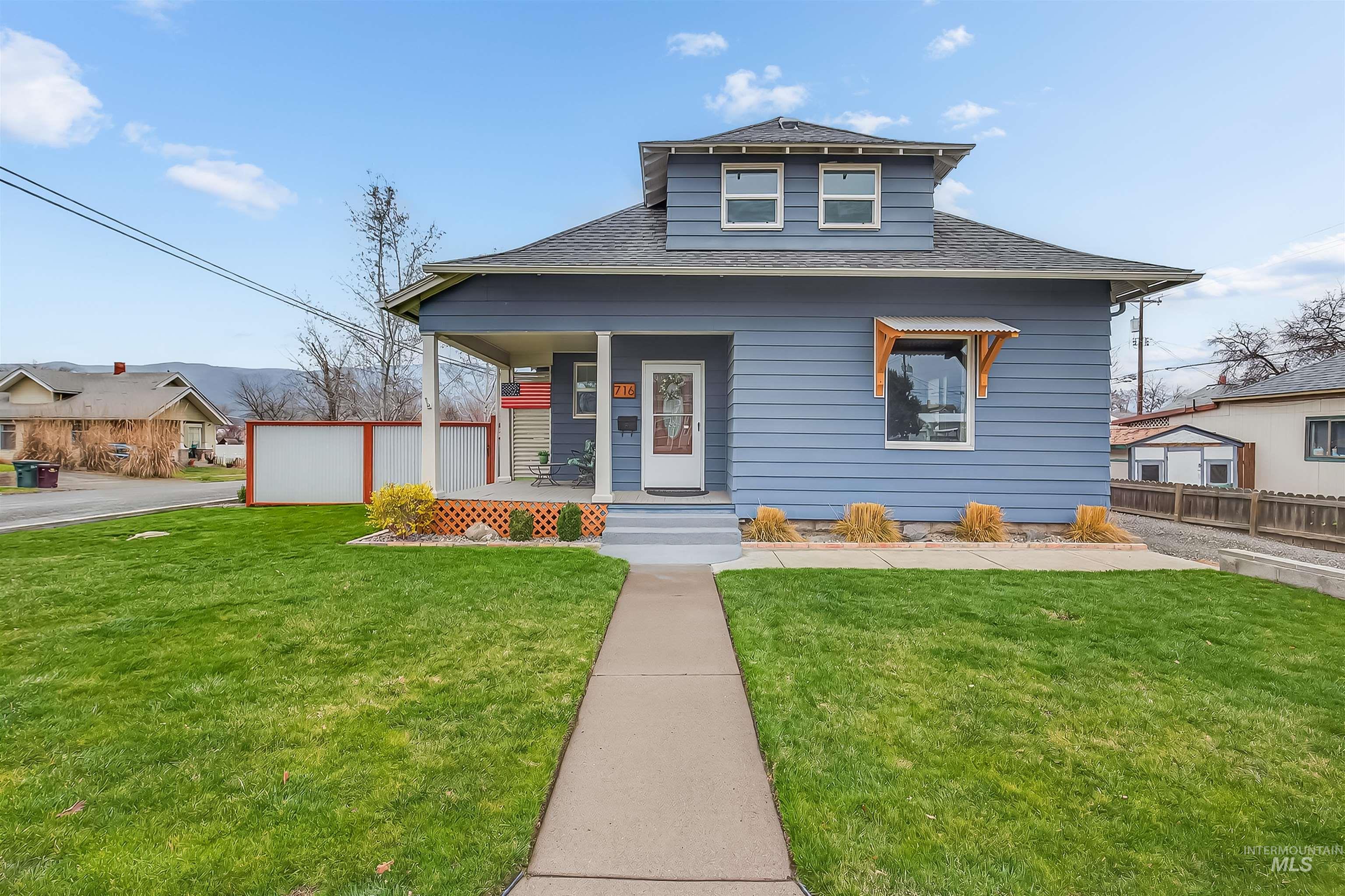 716 Chestnut Street Clarkston, WA 99403 - Photo 2 of 49 Bungalow-style home with a porch, a shingled roof, and a front yard