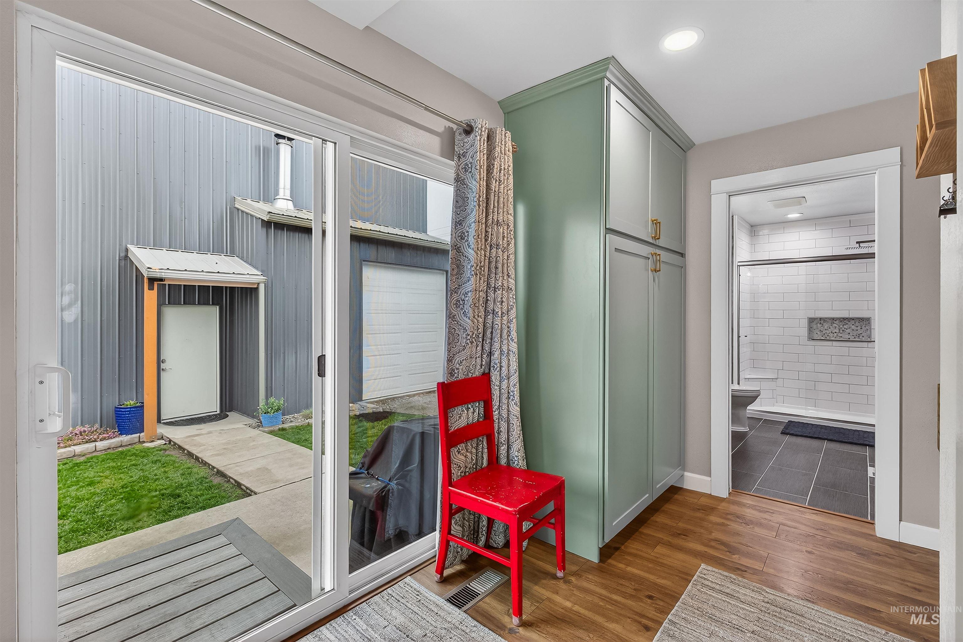 716 Chestnut Street Clarkston, WA 99403 - Photo 25 of 49 Entryway featuring wood finished floors and recessed lighting