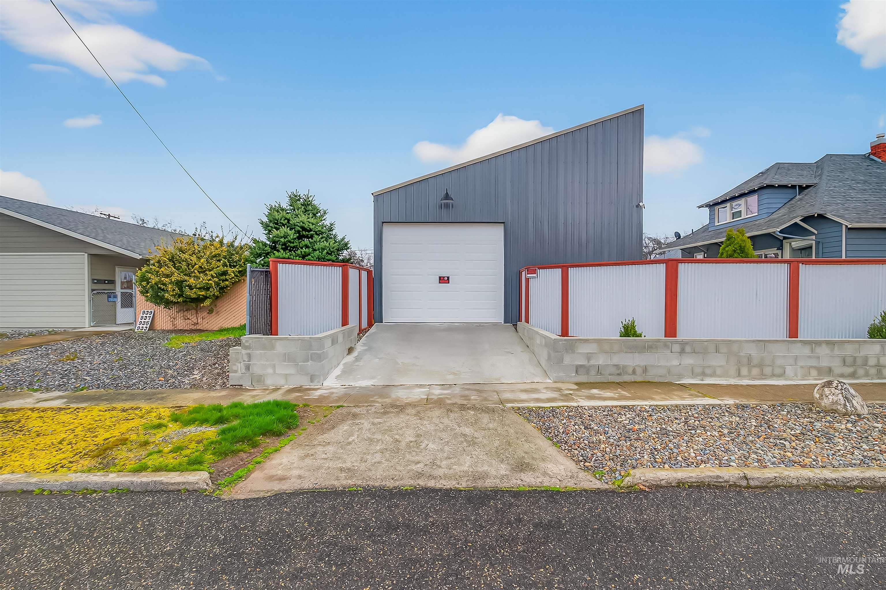 716 Chestnut Street Clarkston, WA 99403 - Photo 3 of 49 View of detached garage