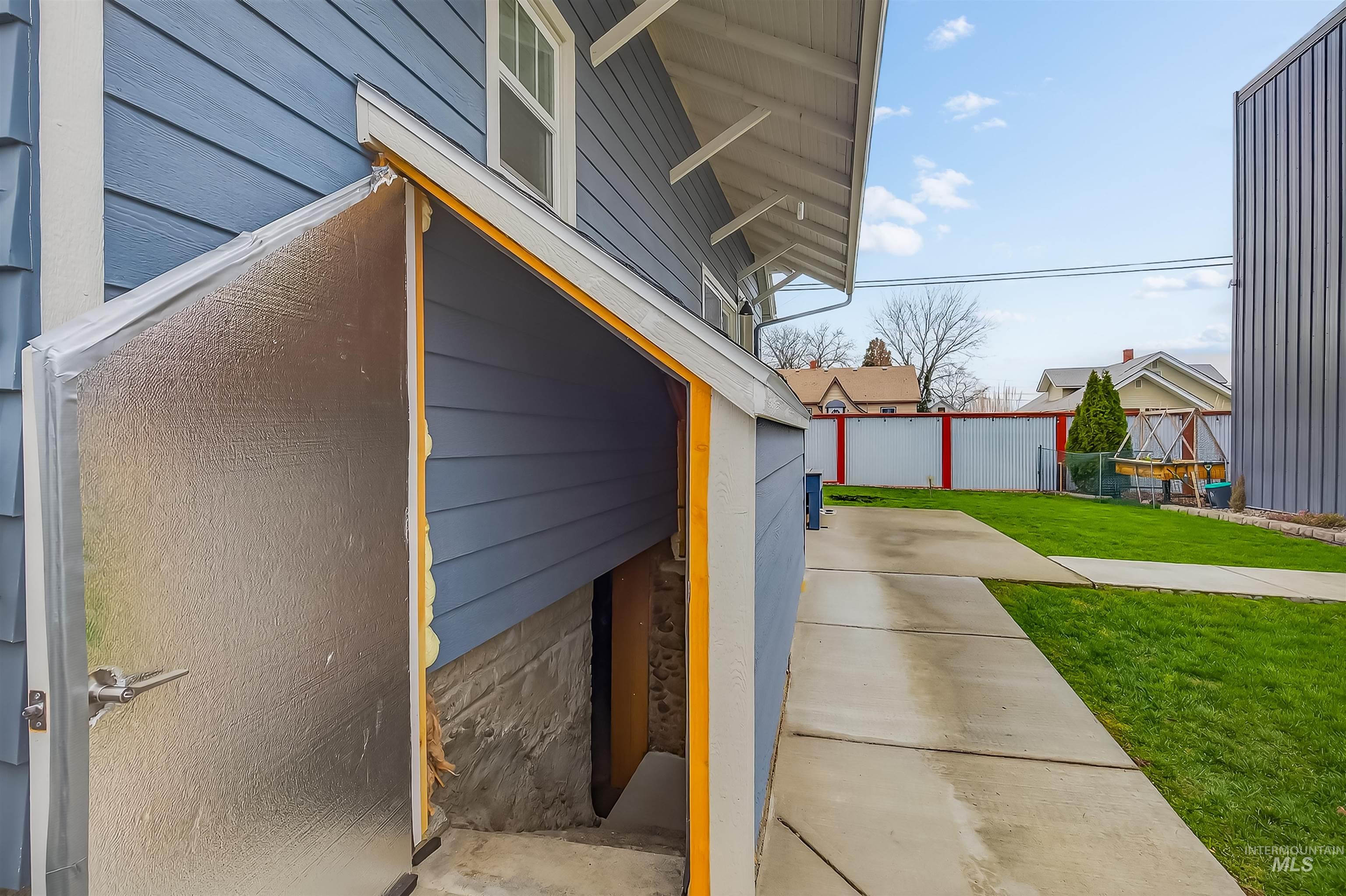 716 Chestnut Street Clarkston, WA 99403 - Photo 43 of 49 View of side of property featuring a yard