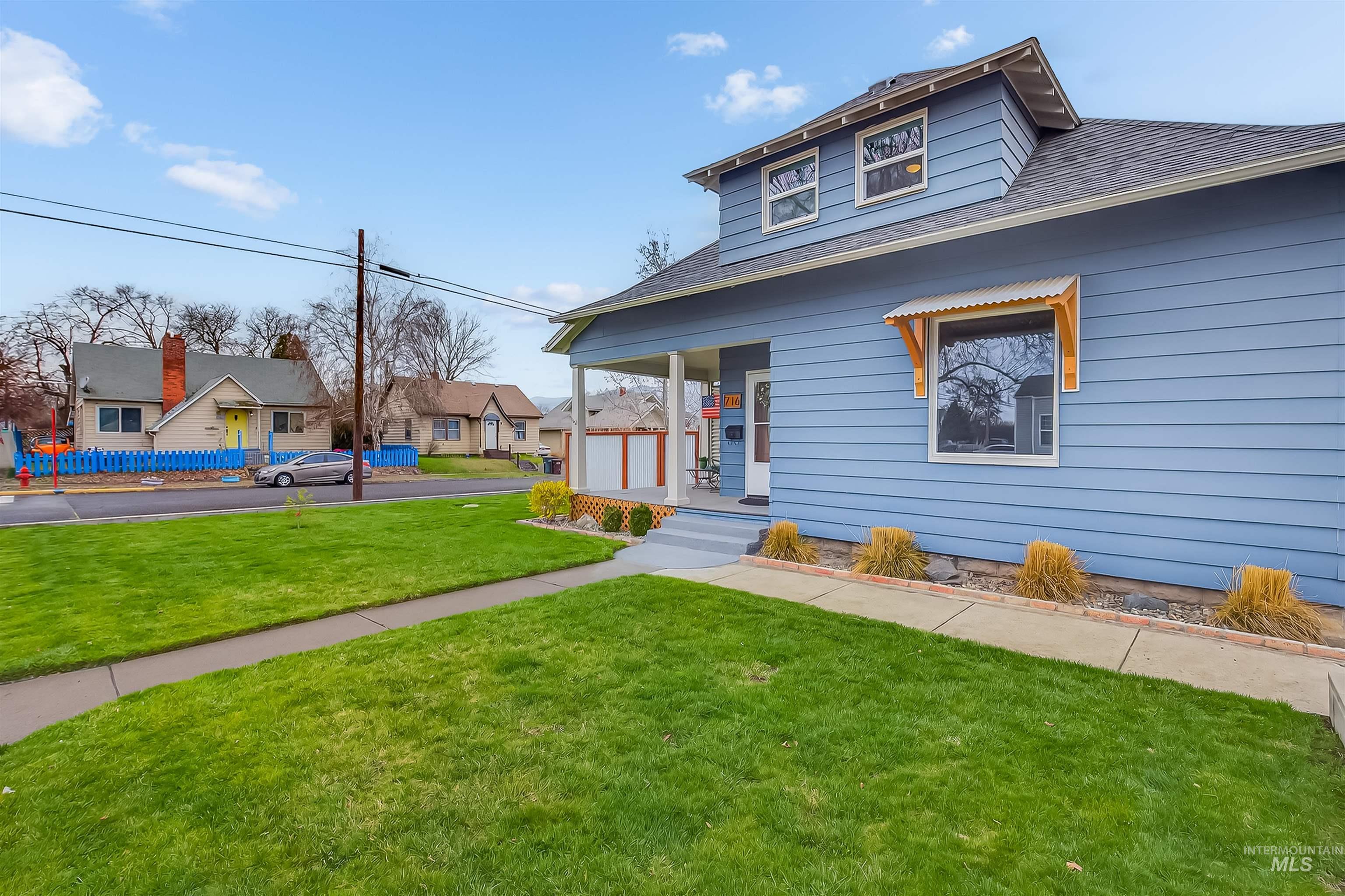 716 Chestnut Street Clarkston, WA 99403 - Photo 46 of 49 Bungalow-style house featuring a front yard, a porch, a shingled roof, and a residential view