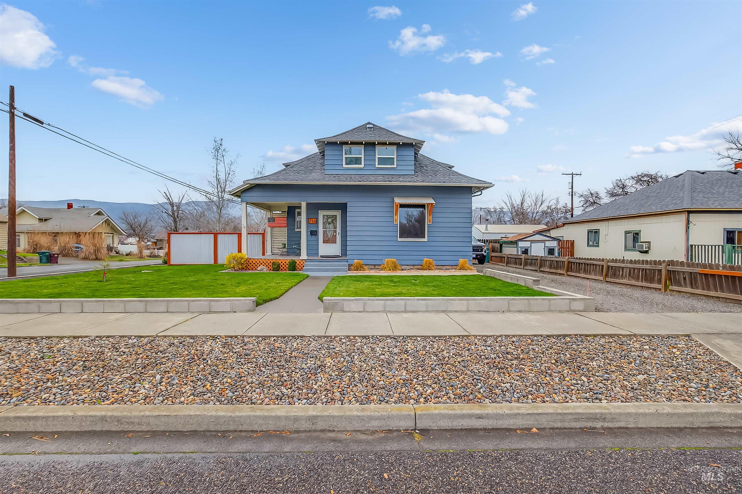 716 Chestnut Street Clarkston, WA 99403 - Photo 47 of 49 Bungalow-style home with a front lawn, covered porch, and roof with shingles