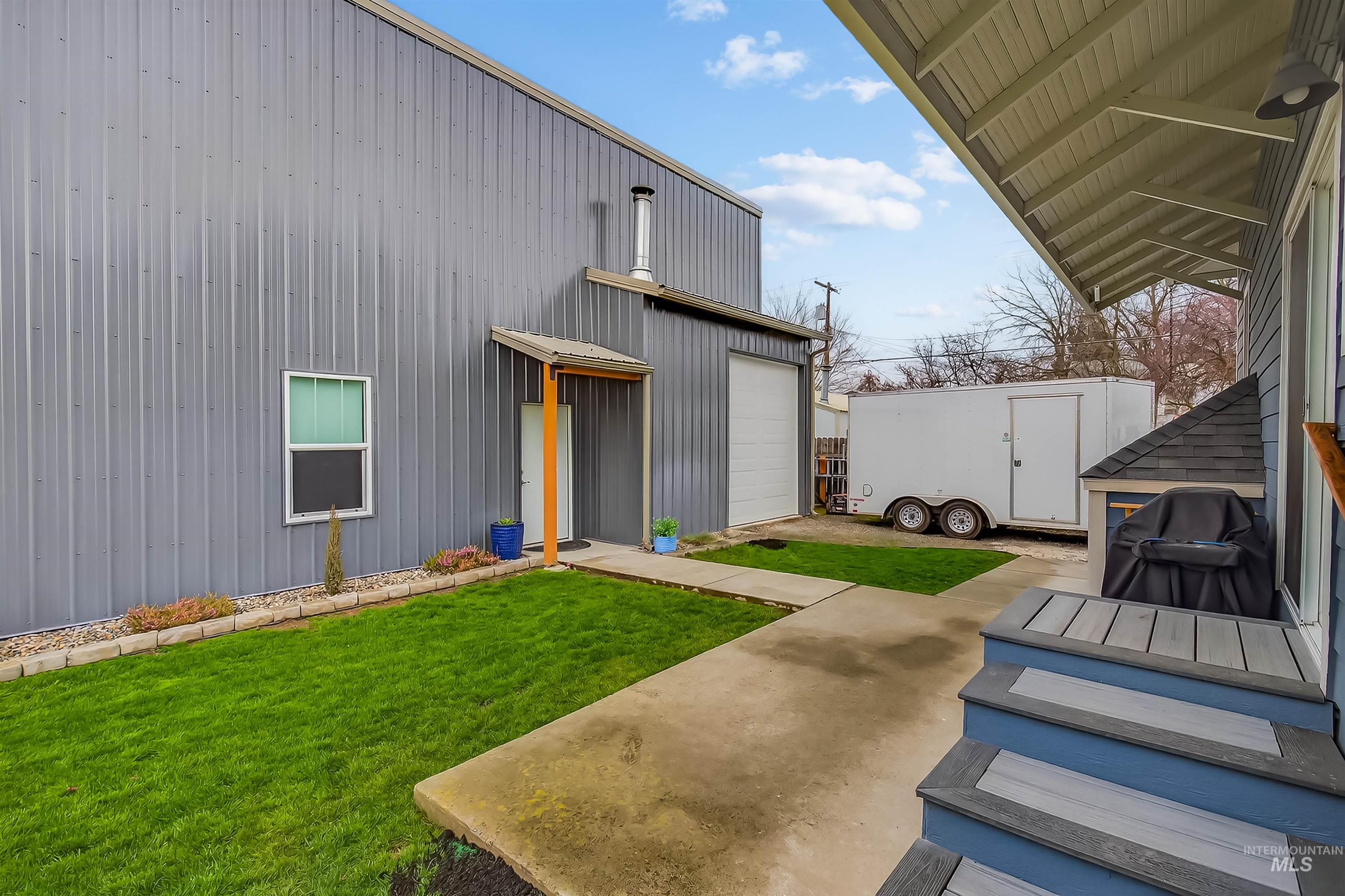 716 Chestnut Street Clarkston, WA 99403 - Photo 49 of 49 View of grassy yard with an outbuilding