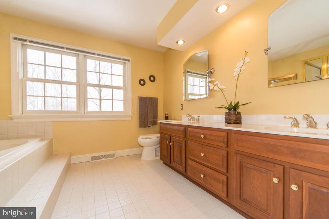 908 Hunters Path Lancaster, PA 17601 - Photo 18 of 39 Gallery Image 18