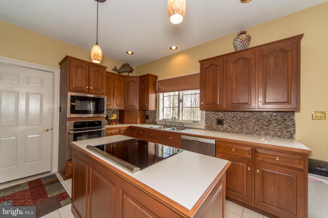 908 Hunters Path Lancaster, PA 17601 - Photo 9 of 39 Gallery Image 9