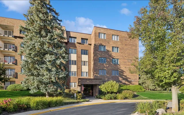 $289,000 | 453 Raintree Drive, Unit 5C, Glen Ellyn, IL 60137