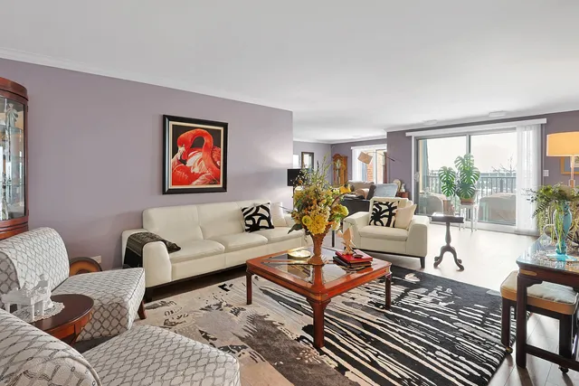 $289,000 | 453 Raintree Drive, Unit 5C, Glen Ellyn, IL 60137