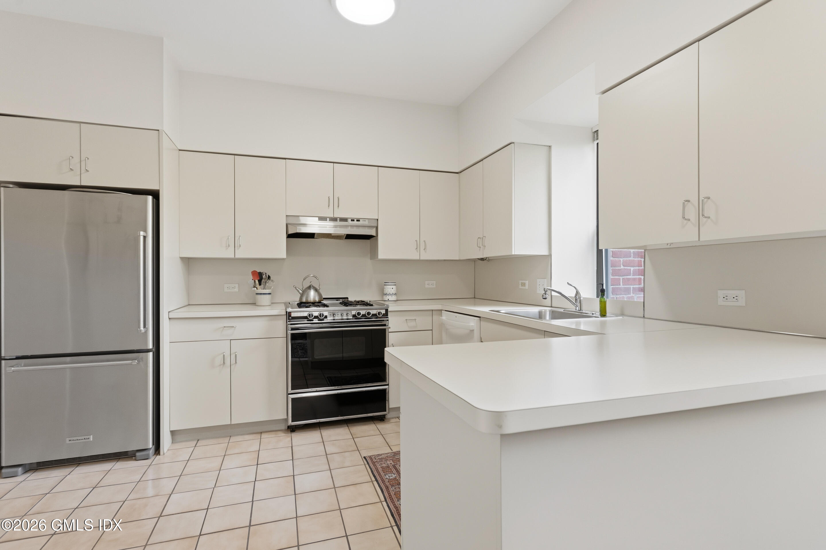 40 West Elm Street, Unit 2M Greenwich, CT 06830 - Photo 17 of 25 Kitchen 3