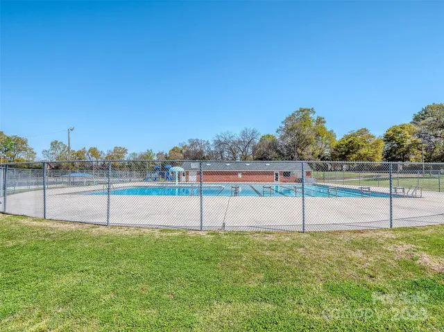 a view of a water fountain in front of a building