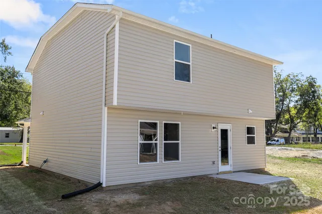 a view of a house with a backyard