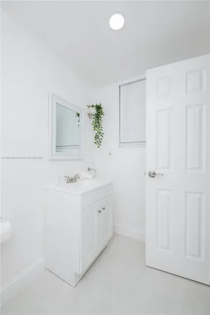 $5,000 | 3801 South Ocean Drive, Unit 7O, Hollywood, FL 33019