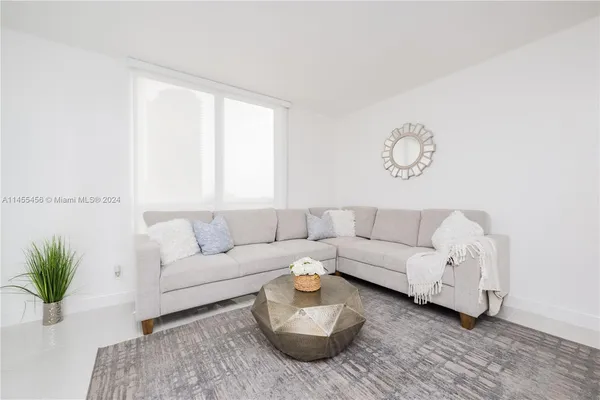 $5,000 | 3801 South Ocean Drive, Unit 7O, Hollywood, FL 33019