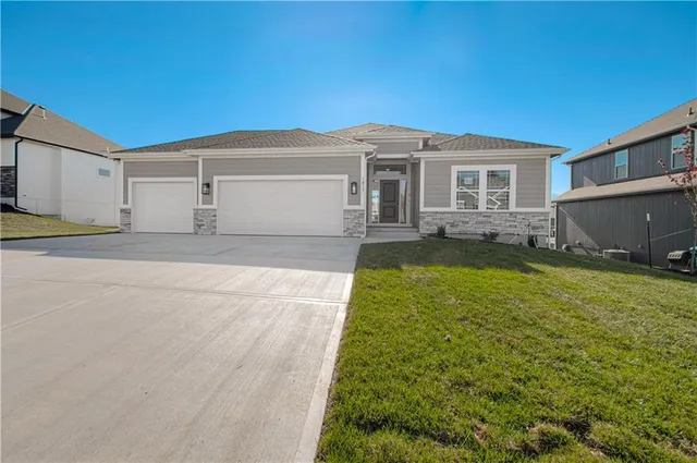 $589,900 | 1015 Poplar Lane, Liberty, MO 64068