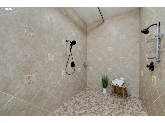 $1,250,000 | 10667 Hovenden Lane Northeast, Woodburn, OR 97071