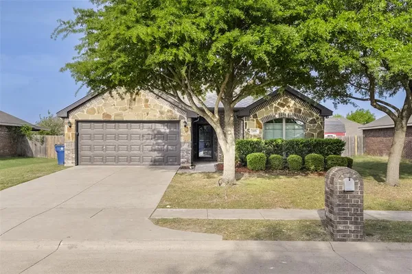 $1,900 | 205 Commonwealth Circle, Waxahachie, TX 75165