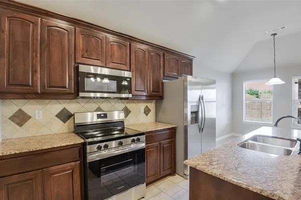 $1,900 | 205 Commonwealth Circle, Waxahachie, TX 75165