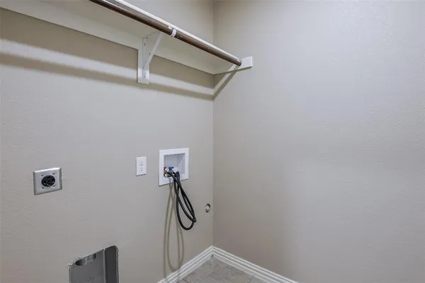 $1,900 | 205 Commonwealth Circle, Waxahachie, TX 75165