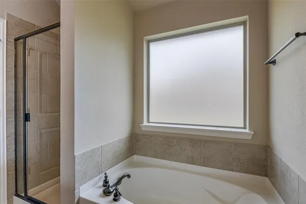 $1,900 | 205 Commonwealth Circle, Waxahachie, TX 75165