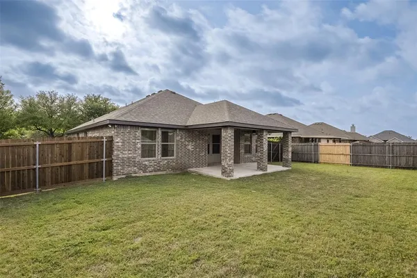 $1,900 | 205 Commonwealth Circle, Waxahachie, TX 75165