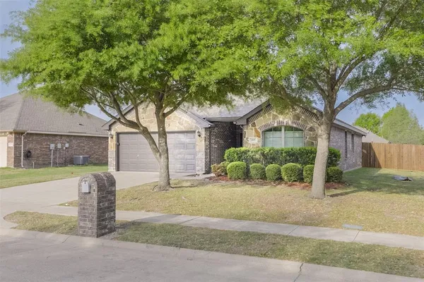 $1,900 | 205 Commonwealth Circle, Waxahachie, TX 75165